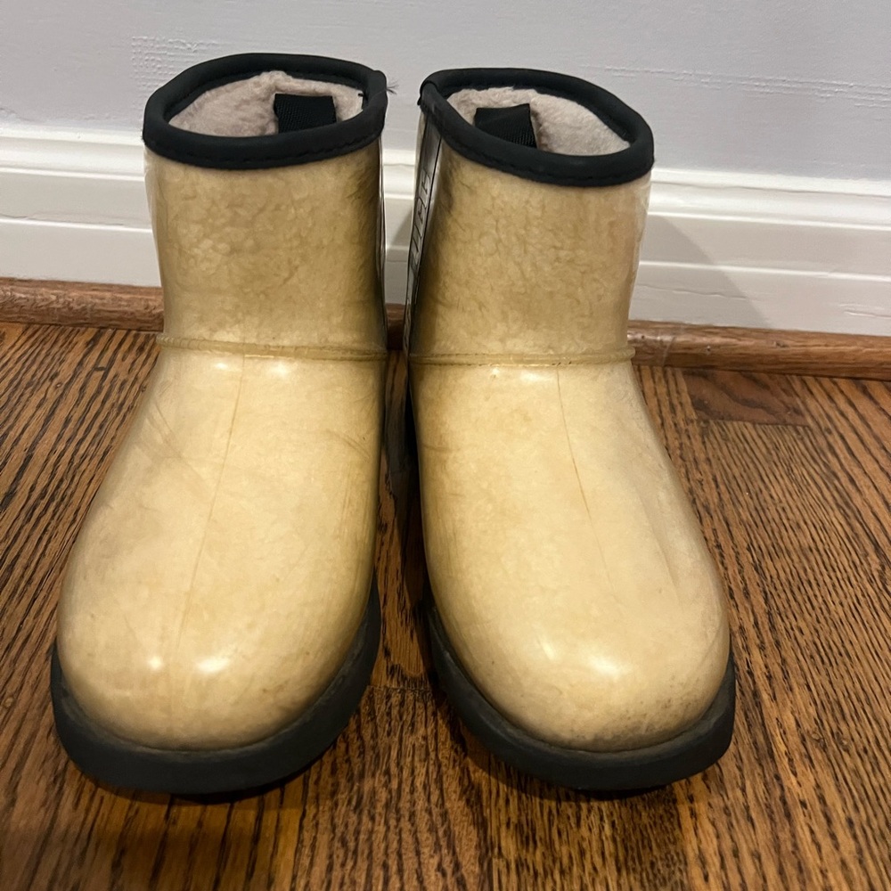 Kids Ugg Tan Ankle Boots with Black Trim